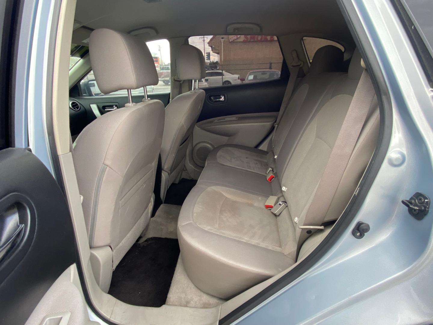 2018 /GREY Nissan Rogue SV 2WD (5N1AT2MT1JC) with an 2.5L L4 DOHC 16V engine, CVT transmission, located at 44356 Date Ave., Lancaster, CA, 93534, (661) 945-6555, 34.688919, -118.139374 - Photo#4